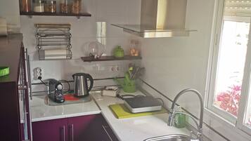 Frigorífico, microondas, placa de cocina y hervidor eléctrico