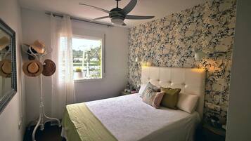 2 dormitorios, tabla de planchar con plancha, ropa de cama