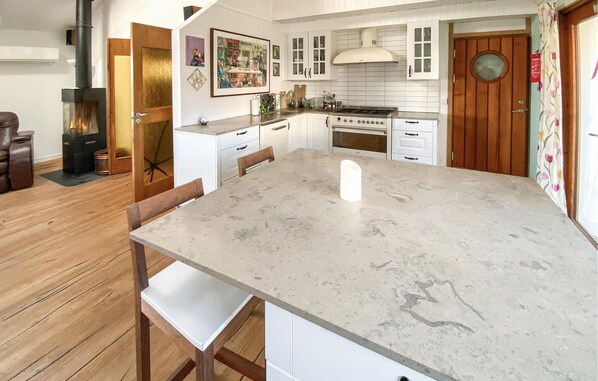 Fridge, oven, dishwasher, coffee/tea maker - Nice home in Styrsö with sauna (Styrsö)