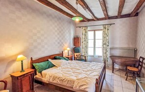 2 bedrooms, travel crib, free WiFi, bed sheets