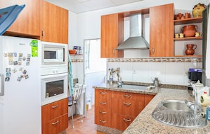 Refrigerador, microondas, placa de cocina, lavavajillas