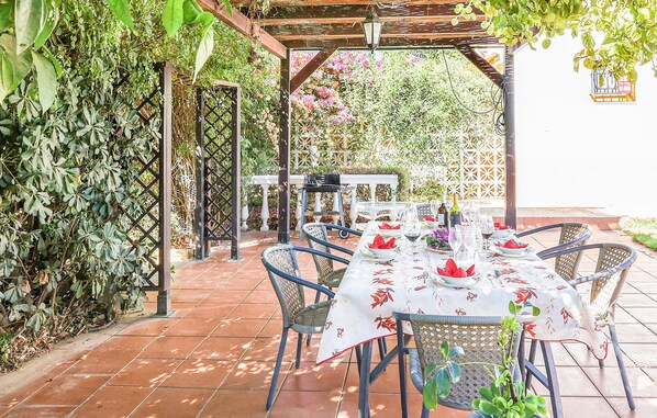 Outdoor dining - Cozy home in Utrera with swimming pool (Utrera)