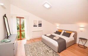 4 Schlafzimmer, Reisekinderbett, Internetzugang, Bettwäsche