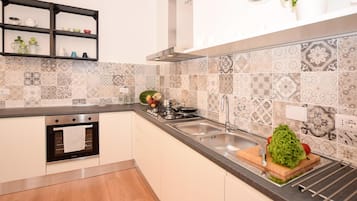 KĂŒhlschrank, Herdplatte, GeschirrspĂŒler