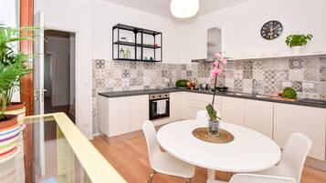 Frigorifero, piano cottura, lavastoviglie, macchina per tè/caffè