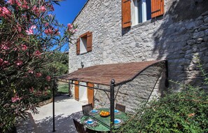 تناول الطعام بالخارج