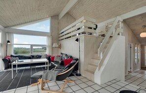 Una televisión, una chimenea