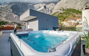 Outdoor spa tub - Beautiful home in Bast (Bast)