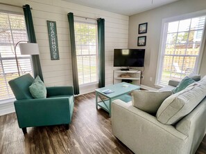 Smart TV, DVD player, books - Beachy Keen ~Charming Dog Friendly Cottage-Walk to Beach! Sleeps 6 (Oak Island)