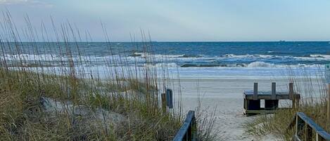 Nära stranden, solstolar och strandhanddukar