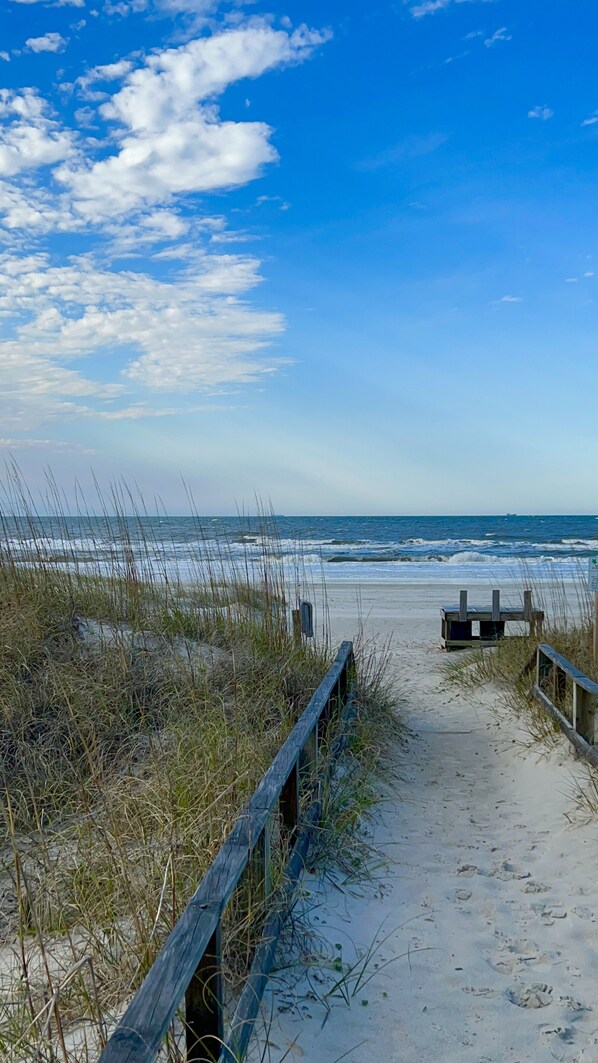 Beach nearby, sun loungers, beach towels - Beachy Keen ~Charming Dog Friendly Cottage-Walk to Beach! Sleeps 6 (Oak Island)