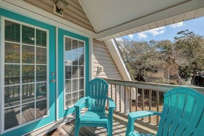 Property grounds - Beachy Keen ~Charming Dog Friendly Cottage-Walk to Beach! Sleeps 6 (Oak Island)