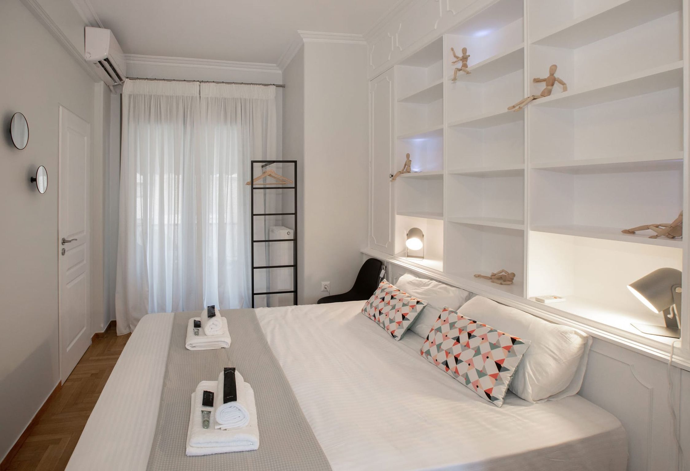 3 chambres, coffres-forts dans les chambres, bureau