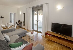 Smart TV, books - Brand new 3bdr Apt in Syntagma with Acropolis view, Luxury Apartment (Athens)