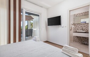 4 chambres, coffres-forts dans les chambres, lit parapluie