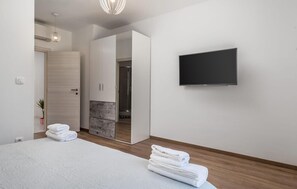 4 bedrooms, in-room safe, travel cot, free WiFi