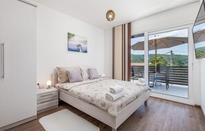 4 bedrooms, in-room safe, travel cot, free WiFi