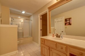 Combined shower/tub, jetted tub, hair dryer, towels