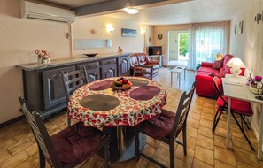 Dining - Cozy apartment in Loupian with WiFi (Loupian)