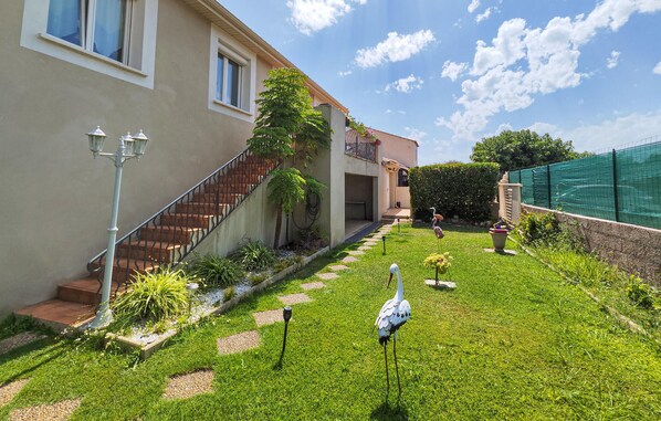 Property grounds - Cozy apartment in Loupian with WiFi (Loupian)