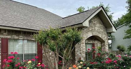 House near casinos and Prien lake park with a guest house