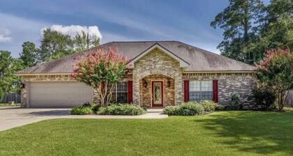 House near casinos and Prien lake park with a guest house