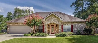 House near casinos and Prien lake park with a guest house