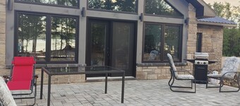 Lakefront La Casita Cottage on Golden Lake - Modern and inviting