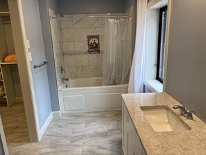 Combined shower/tub, towels, shampoo, toilet paper