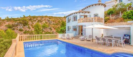 Piscine extérieure, chaises longues