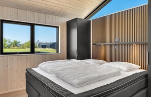 5 bedrooms, travel crib, free WiFi