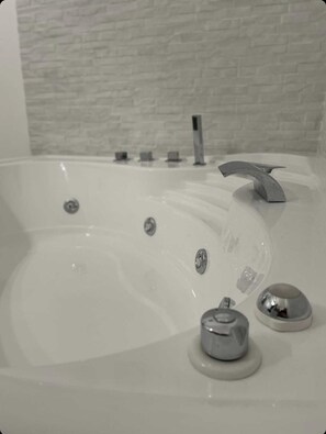 Shower, jetted tub, bidet - Rosa dei Venti Apartment  (Catania)