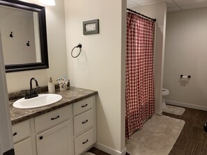 Duschwanne, Haartrockner, Handtücher, Toilettenpapier