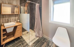 Shower - Nice home in Saint-Jean-de-Minervoi with WiFi (Saint-Jean-de-Minervoi)