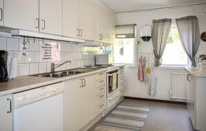 Kühlschrank, Mikrowelle, Wasserkocher mit Kaffee-/Teezubehör