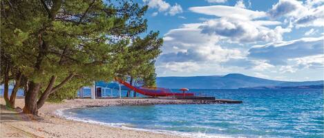 靠近海滩、钓鱼