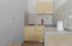 Kühlschrank, Herdplatte, Wasserkocher mit Kaffee-/Teezubehör