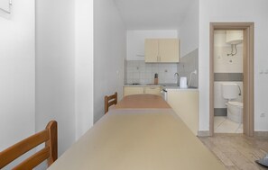 Kühlschrank, Herdplatte, Wasserkocher mit Kaffee-/Teezubehör