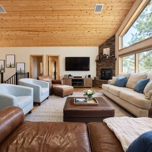 Smart TV, fireplace, video games, DVD player -  Bluejay Getaway!  A Luxury Cabin in Munds Park Pet Friendly 12 guests (Munds Park)