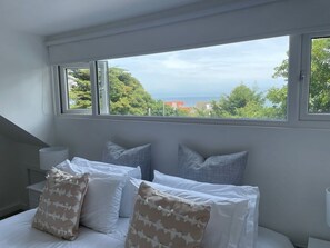 4 quartos, ferros/tábuas de passar roupa, berço de viagem