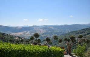 Property grounds - 3 bedroom beautiful home in Librizzi (Librizzi)