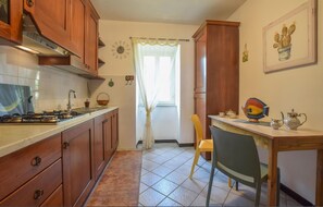 Réfrigérateur, micro-ondes, plaque de cuisson, cafetière/bouilloire