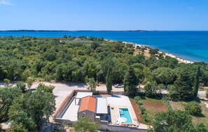 Exterior - Luxurious home in Peroj (Peroj)