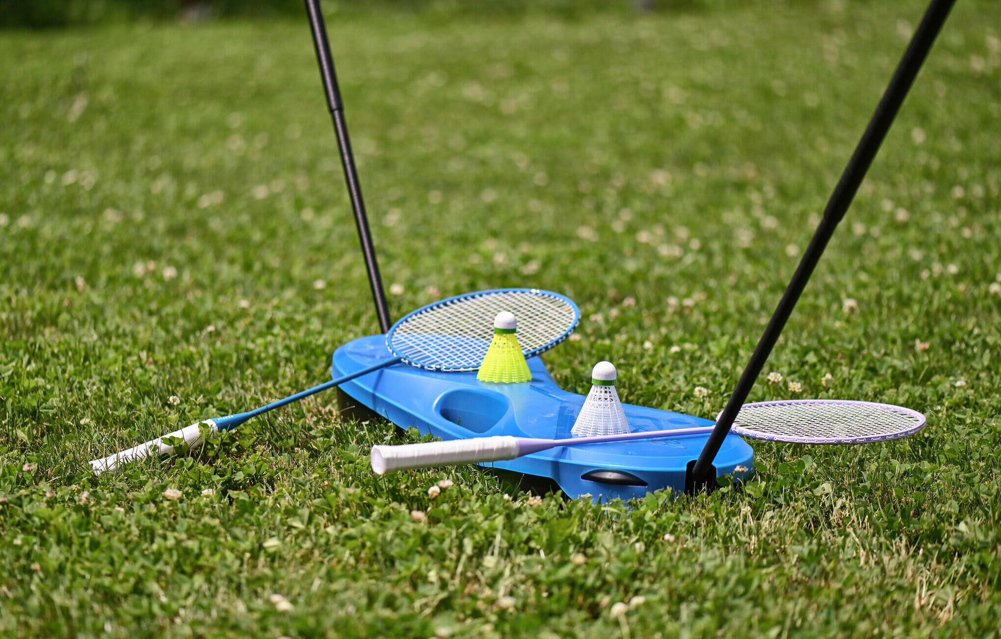 Un jeu de badminton sur un terrain herbeux.