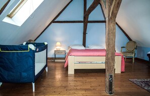2 bedrooms, iron/ironing board, travel cot, free WiFi