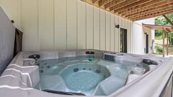 Bain à remous extérieur