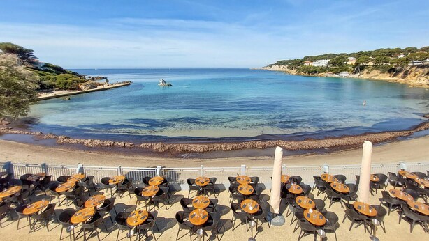 A coastal view with a beach, a pier, and a dining area with tables and chairs. - Amazing home in Sanary-sur-Mer with WiFi (Sanary-sur-Mer)