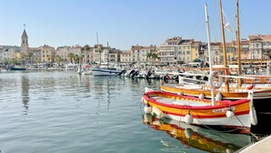 A marina with boats docked, a tower, and buildings along the waterfront. - Amazing home in Sanary-sur-Mer with WiFi (Sanary-sur-Mer)