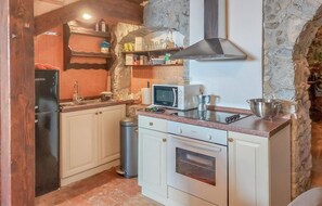 Kühlschrank, Mikrowelle, Ofen, Herdplatte