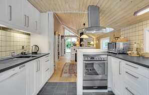 Refrigerador, parrilla de estufa, lavavajillas y cafetera y tetera 